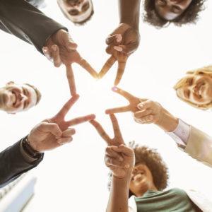 Découvrez l'énergie transformative des ateliers collectifs où chacun trouve sa voix et partage ses expériences pour une croissance personnelle enrichissante.