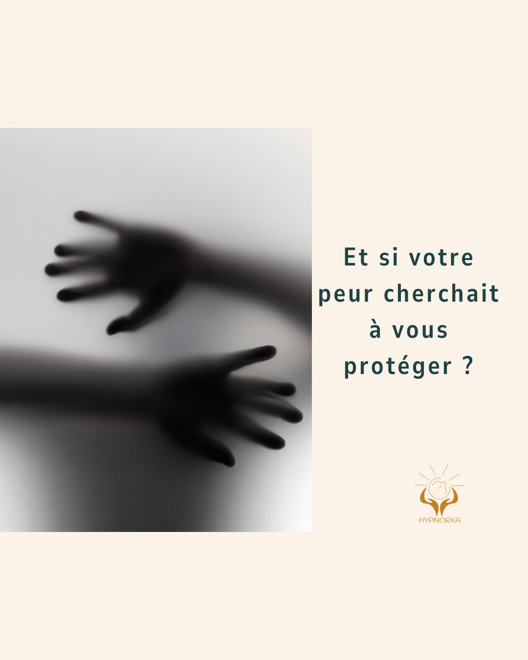 Femme derrière une surface floue symbolisant la peur et l’anxiété, avec un message d’apaisement et de protection intérieure