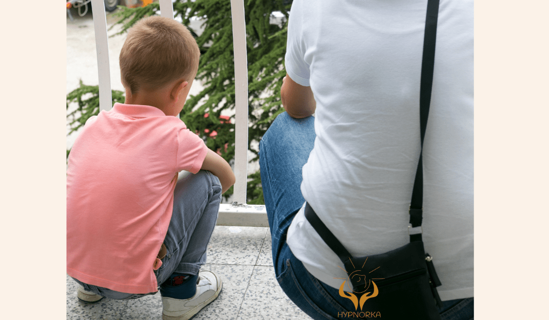 Enfant accompagné avec douceur par un adulte après la perte d’un parent