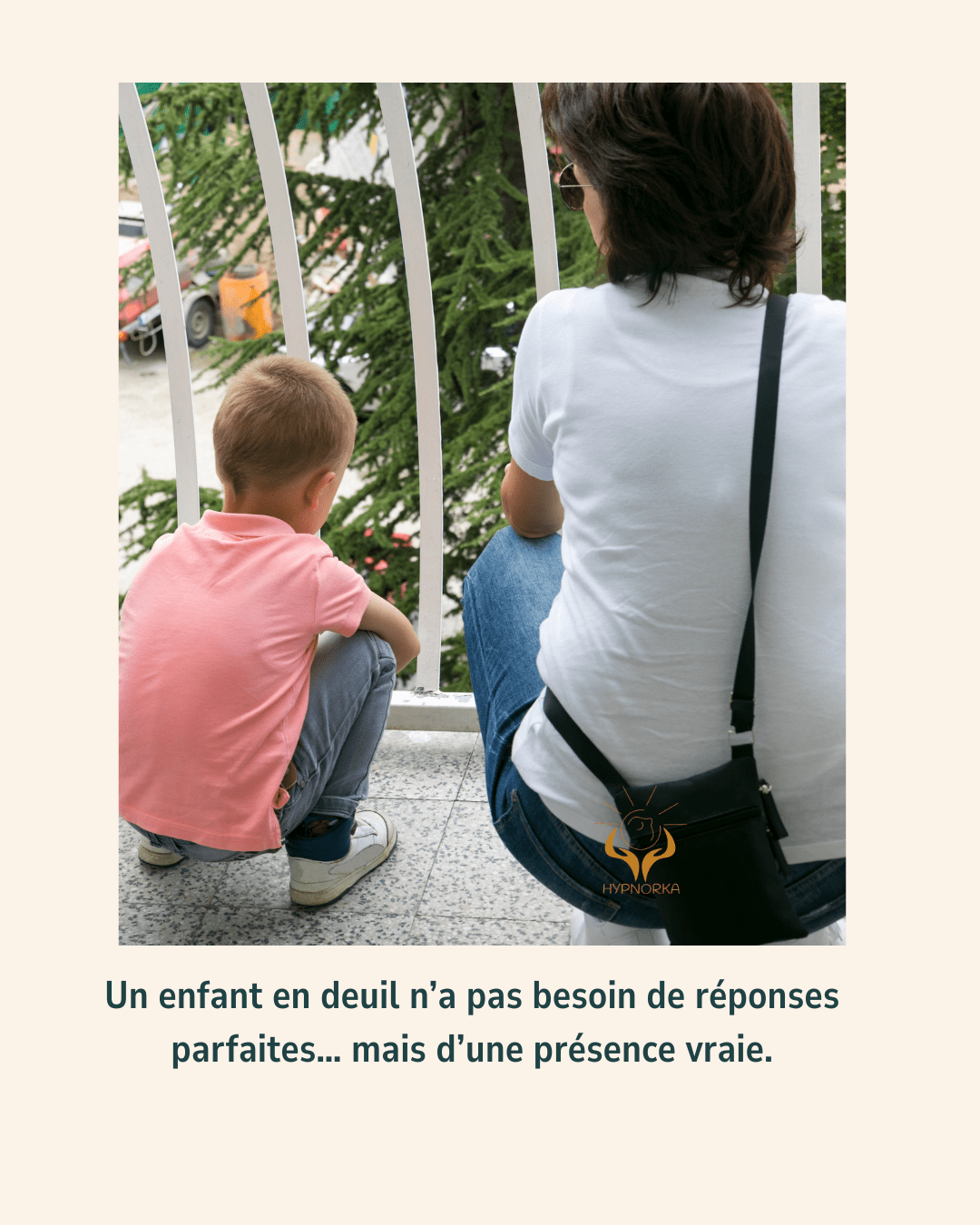 Enfant accompagné avec douceur par un adulte après la perte d’un parent