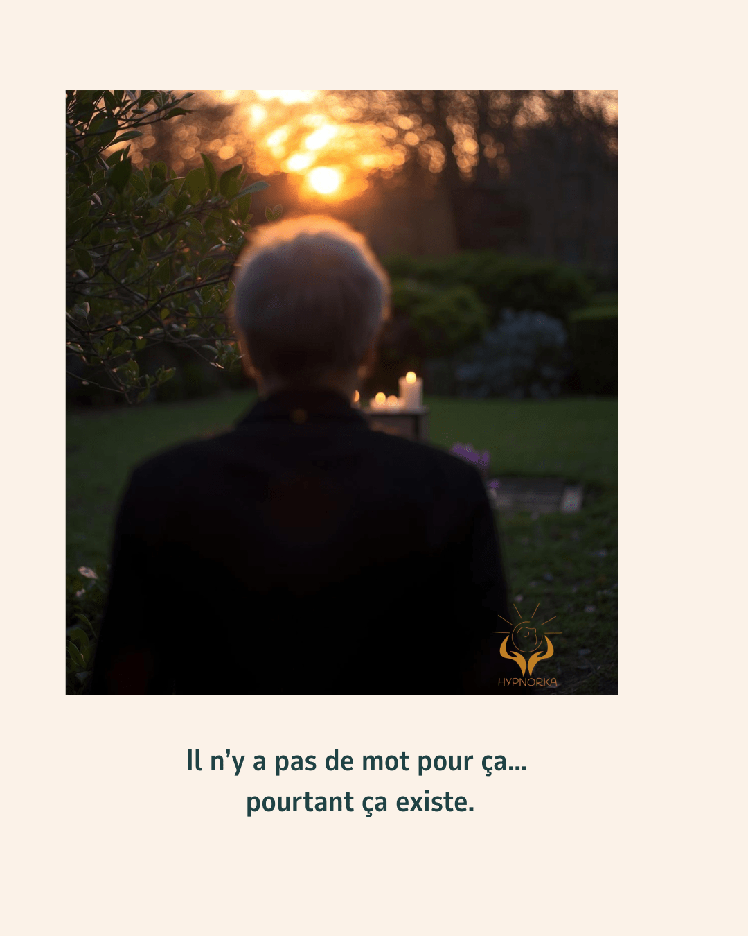 Parent de dos dans une lumière douce, image symbolique du deuil parental et du lien de mémoire avec un enfant disparu.