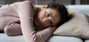 femme fatiguée le soir charge mentale