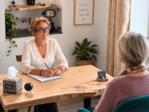 Séance d’accompagnement pour femme après 40 ans chez HypnOrka à Yffiniac
